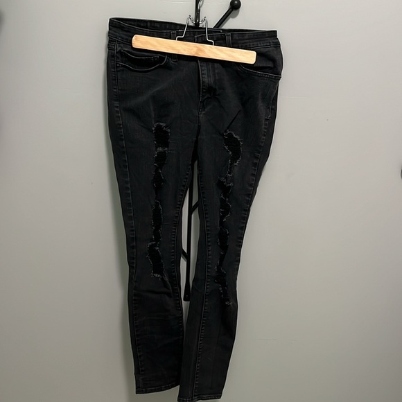 Levi’s 711 Black Ripped Skinny’s - Picture 2 of 3